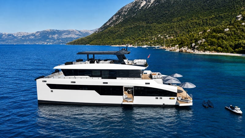 Side profile at anchor in a sheltered bay